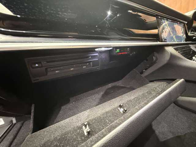 ポルシェ パナメーラ 千葉県 2017(平29)年 5.4万km ヴァルカノグレーメタリック スポーツクロノＰＫＧ　/黒革シート　/クルーズコントロール　/ナビ　/地デジＴＶ　/３６０°　/Ｂｌｕｅｔｏｏｔｈ接続　/電動シート　/シートヒーター　/電動リアゲート　/ソフトクローズドア　　/ＬＫＡ　/ＥＴＣ　/ドラレコ