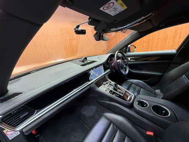 ポルシェ パナメーラ 千葉県 2017(平29)年 5.4万km ヴァルカノグレーメタリック スポーツクロノＰＫＧ　/黒革シート　/クルーズコントロール　/ナビ　/地デジＴＶ　/３６０°　/Ｂｌｕｅｔｏｏｔｈ接続　/電動シート　/シートヒーター　/電動リアゲート　/ソフトクローズドア　　/ＬＫＡ　/ＥＴＣ　/ドラレコ