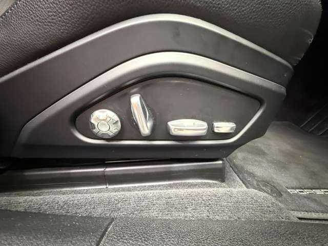 ポルシェ パナメーラ 千葉県 2017(平29)年 5.4万km ヴァルカノグレーメタリック スポーツクロノＰＫＧ　/黒革シート　/クルーズコントロール　/ナビ　/地デジＴＶ　/３６０°　/Ｂｌｕｅｔｏｏｔｈ接続　/電動シート　/シートヒーター　/電動リアゲート　/ソフトクローズドア　　/ＬＫＡ　/ＥＴＣ　/ドラレコ