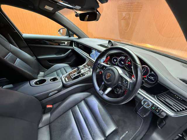 ポルシェ パナメーラ 千葉県 2017(平29)年 5.4万km ヴァルカノグレーメタリック スポーツクロノＰＫＧ　/黒革シート　/クルーズコントロール　/ナビ　/地デジＴＶ　/３６０°　/Ｂｌｕｅｔｏｏｔｈ接続　/電動シート　/シートヒーター　/電動リアゲート　/ソフトクローズドア　　/ＬＫＡ　/ＥＴＣ　/ドラレコ