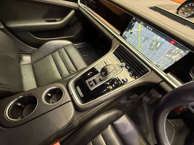 ポルシェ パナメーラ 千葉県 2017(平29)年 5.4万km ヴァルカノグレーメタリック スポーツクロノＰＫＧ　/黒革シート　/クルーズコントロール　/ナビ　/地デジＴＶ　/３６０°　/Ｂｌｕｅｔｏｏｔｈ接続　/電動シート　/シートヒーター　/電動リアゲート　/ソフトクローズドア　　/ＬＫＡ　/ＥＴＣ　/ドラレコ