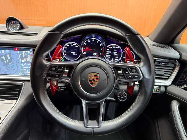 ポルシェ パナメーラ 千葉県 2017(平29)年 5.4万km ヴァルカノグレーメタリック スポーツクロノＰＫＧ　/黒革シート　/クルーズコントロール　/ナビ　/地デジＴＶ　/３６０°　/Ｂｌｕｅｔｏｏｔｈ接続　/電動シート　/シートヒーター　/電動リアゲート　/ソフトクローズドア　　/ＬＫＡ　/ＥＴＣ　/ドラレコ