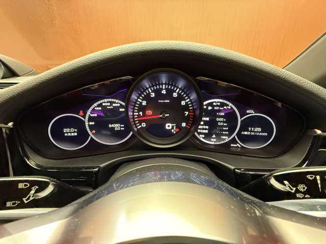 ポルシェ パナメーラ 千葉県 2017(平29)年 5.4万km ヴァルカノグレーメタリック スポーツクロノＰＫＧ　/黒革シート　/クルーズコントロール　/ナビ　/地デジＴＶ　/３６０°　/Ｂｌｕｅｔｏｏｔｈ接続　/電動シート　/シートヒーター　/電動リアゲート　/ソフトクローズドア　　/ＬＫＡ　/ＥＴＣ　/ドラレコ