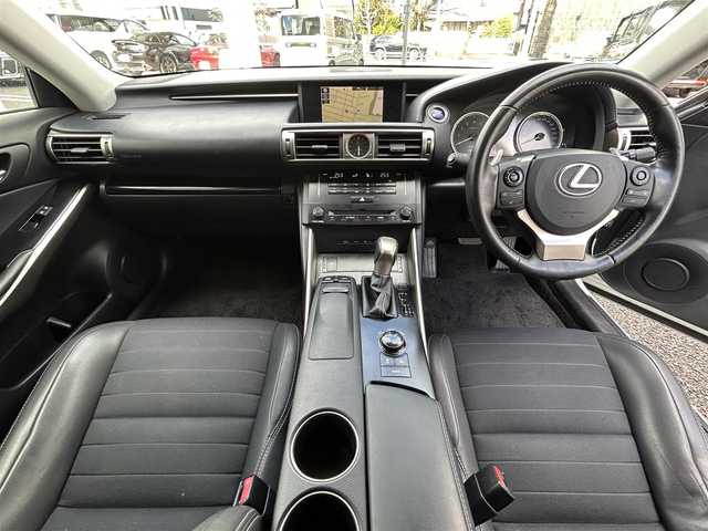 レクサス ＩＳ 300h 愛知県 2013(平25)年 11.2万km ホワイトパールクリスタルシャイン 純正SDナビ(FM/AM/CD/DVD/BT/BY/USB/AUX/フルセグ)/プリクラッシュセーフティー/レーダークルーズコントロール/レザーシート/パワーシート/シートヒーター/バックカメラ/クリアランスソナー/LEDヘッドライト/フォグランプ/純正AW17インチ/電動格納ミラー/防眩ミラー/純正フロアマット/ETC/プッシュスタート/スマートキー・スペアキー１本/ステアリングリモコン/ハンズフリー/ABS/取扱説明書・保証書