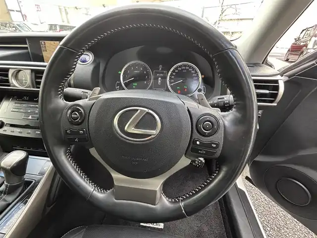 レクサス ＩＳ 300h 愛知県 2013(平25)年 11.2万km ホワイトパールクリスタルシャイン 純正SDナビ(FM/AM/CD/DVD/BT/BY/USB/AUX/フルセグ)/プリクラッシュセーフティー/レーダークルーズコントロール/レザーシート/パワーシート/シートヒーター/バックカメラ/クリアランスソナー/LEDヘッドライト/フォグランプ/純正AW17インチ/電動格納ミラー/防眩ミラー/純正フロアマット/ETC/プッシュスタート/スマートキー・スペアキー１本/ステアリングリモコン/ハンズフリー/ABS/取扱説明書・保証書