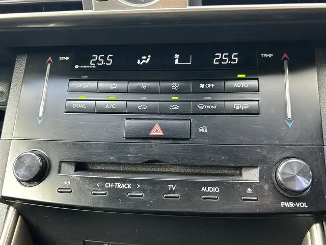 レクサス ＩＳ 300h 愛知県 2013(平25)年 11.2万km ホワイトパールクリスタルシャイン 純正SDナビ(FM/AM/CD/DVD/BT/BY/USB/AUX/フルセグ)/プリクラッシュセーフティー/レーダークルーズコントロール/レザーシート/パワーシート/シートヒーター/バックカメラ/クリアランスソナー/LEDヘッドライト/フォグランプ/純正AW17インチ/電動格納ミラー/防眩ミラー/純正フロアマット/ETC/プッシュスタート/スマートキー・スペアキー１本/ステアリングリモコン/ハンズフリー/ABS/取扱説明書・保証書