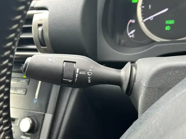 レクサス ＩＳ 300h 愛知県 2013(平25)年 11.2万km ホワイトパールクリスタルシャイン 純正SDナビ(FM/AM/CD/DVD/BT/BY/USB/AUX/フルセグ)/プリクラッシュセーフティー/レーダークルーズコントロール/レザーシート/パワーシート/シートヒーター/バックカメラ/クリアランスソナー/LEDヘッドライト/フォグランプ/純正AW17インチ/電動格納ミラー/防眩ミラー/純正フロアマット/ETC/プッシュスタート/スマートキー・スペアキー１本/ステアリングリモコン/ハンズフリー/ABS/取扱説明書・保証書