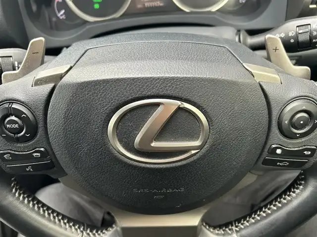 レクサス ＩＳ 300h 愛知県 2013(平25)年 11.2万km ホワイトパールクリスタルシャイン 純正SDナビ(FM/AM/CD/DVD/BT/BY/USB/AUX/フルセグ)/プリクラッシュセーフティー/レーダークルーズコントロール/レザーシート/パワーシート/シートヒーター/バックカメラ/クリアランスソナー/LEDヘッドライト/フォグランプ/純正AW17インチ/電動格納ミラー/防眩ミラー/純正フロアマット/ETC/プッシュスタート/スマートキー・スペアキー１本/ステアリングリモコン/ハンズフリー/ABS/取扱説明書・保証書