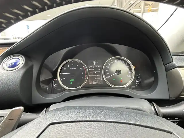 レクサス ＩＳ 300h 愛知県 2013(平25)年 11.2万km ホワイトパールクリスタルシャイン 純正SDナビ(FM/AM/CD/DVD/BT/BY/USB/AUX/フルセグ)/プリクラッシュセーフティー/レーダークルーズコントロール/レザーシート/パワーシート/シートヒーター/バックカメラ/クリアランスソナー/LEDヘッドライト/フォグランプ/純正AW17インチ/電動格納ミラー/防眩ミラー/純正フロアマット/ETC/プッシュスタート/スマートキー・スペアキー１本/ステアリングリモコン/ハンズフリー/ABS/取扱説明書・保証書