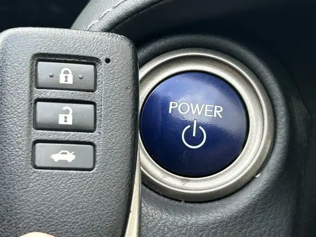 レクサス ＩＳ 300h 愛知県 2013(平25)年 11.2万km ホワイトパールクリスタルシャイン 純正SDナビ(FM/AM/CD/DVD/BT/BY/USB/AUX/フルセグ)/プリクラッシュセーフティー/レーダークルーズコントロール/レザーシート/パワーシート/シートヒーター/バックカメラ/クリアランスソナー/LEDヘッドライト/フォグランプ/純正AW17インチ/電動格納ミラー/防眩ミラー/純正フロアマット/ETC/プッシュスタート/スマートキー・スペアキー１本/ステアリングリモコン/ハンズフリー/ABS/取扱説明書・保証書