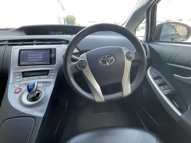 トヨタ プリウス S 岡山県 2014(平26)年 13万km ブラック (株)IDOMが運営する【じしゃロン岡山店】の自社ローン専用車両になります。こちらは現金またはオートローンご利用時の価格です。自社ローンご希望の方は別途その旨お申付け下さい/社外アルミ/社外シートカバー/純正ナビ/バックカメラ/ETC/CD/DVD/TV/BT