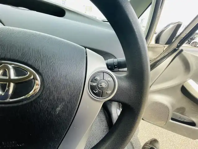 トヨタ プリウス S 岡山県 2014(平26)年 13万km ブラック (株)IDOMが運営する【じしゃロン岡山店】の自社ローン専用車両になります。こちらは現金またはオートローンご利用時の価格です。自社ローンご希望の方は別途その旨お申付け下さい/社外アルミ/社外シートカバー/純正ナビ/バックカメラ/ETC/CD/DVD/TV/BT