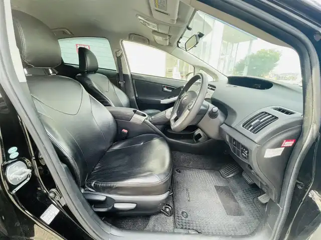 トヨタ プリウス S 岡山県 2014(平26)年 13万km ブラック (株)IDOMが運営する【じしゃロン岡山店】の自社ローン専用車両になります。こちらは現金またはオートローンご利用時の価格です。自社ローンご希望の方は別途その旨お申付け下さい/社外アルミ/社外シートカバー/純正ナビ/バックカメラ/ETC/CD/DVD/TV/BT