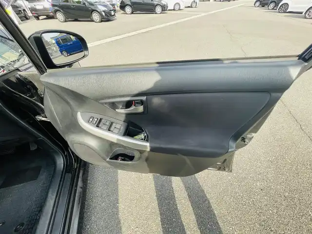 トヨタ プリウス S 岡山県 2014(平26)年 13万km ブラック (株)IDOMが運営する【じしゃロン岡山店】の自社ローン専用車両になります。こちらは現金またはオートローンご利用時の価格です。自社ローンご希望の方は別途その旨お申付け下さい/社外アルミ/社外シートカバー/純正ナビ/バックカメラ/ETC/CD/DVD/TV/BT