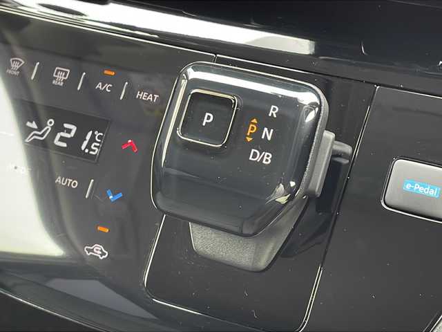 日産 サクラ X 90周年記念車 山口県 2024(令6)年 0.4万km 青 禁煙車/電気自動車/社外SDナビ【AVIC-RW821-D】/　Bluetooth、CD、DVD、FM・AMラジオ、フルセグTV/全方位カメラ/バックカメラ/プロパイロット/ドライブレコーダー/ETC/ステアリングスイッチ/レザーシート/純正フロアマット/純正14インチアルミホイール/プッシュスタート/スマートキー/スペアキー/パーキングアシスト/エマージェンシーブレーキ/先行車発進お知らせ/レーンキープアシスト/盗難防止装置