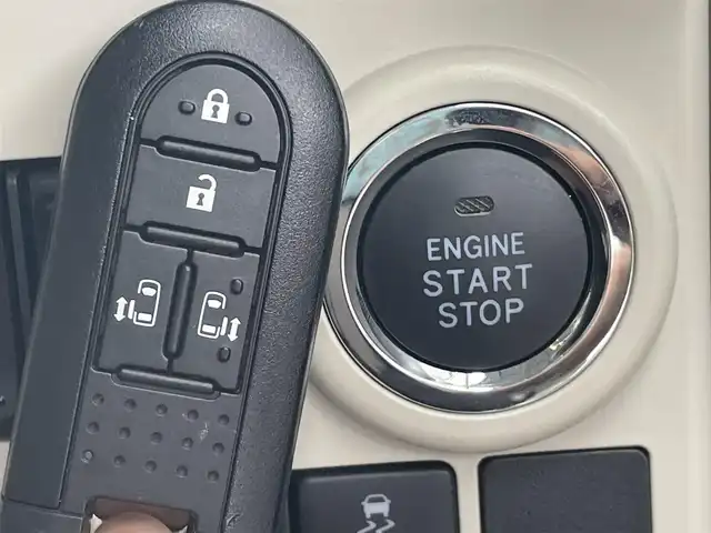 ダイハツ ムーヴ キャンバス G メイクアップ VS SAⅢ 高知県 2022(令4)年 0.7万km パールホワイトⅢ/スムースグレーマイカメタリック 2トーン 純正ナビ/(Bluetooth/CD/SD/DVD/USB/HDMI/フルセグ)/ETC/アラウンドビューモニター/前方ドライブレコーダー/D席シートヒーター/両側パワースライドドア/オートライト/オートマチックハイビーム/LEDヘッドライト/フォグランプ/プッシュスタート/スマートキー/スペアキー1本/アイドリングストップ/ウィンドシールドデアイサー/ベンチシート/純正フロアマット/横滑り防止装置/衝突被害軽減ブレーキ/電動格納ミラー/オートリトラクタブルミラー