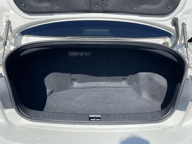 日産 スカイライン ハイブリッド 350GT Type SP 愛知県 2014(平26)年 11.4万km クリスタルホワイトパール (株)IDOMが運営する【じしゃロン名古屋鳴海店】の自社ローン専用車両になりますこちらは現金またはオートローンご利用時の価格です。自社ローンご希望の方は別途その旨お申付け下さい/プッシュスタート/レザーシート/前席パワーシート/シートヒーター/純正ナビ・TV/アラウンドビューモニター/クルーズコントロール/ETC