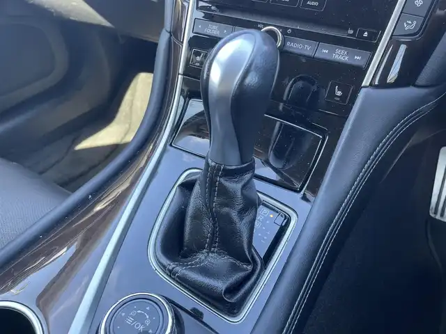 日産 スカイライン ハイブリッド 350GT Type SP 愛知県 2014(平26)年 11.4万km クリスタルホワイトパール (株)IDOMが運営する【じしゃロン名古屋鳴海店】の自社ローン専用車両になりますこちらは現金またはオートローンご利用時の価格です。自社ローンご希望の方は別途その旨お申付け下さい/プッシュスタート/レザーシート/前席パワーシート/シートヒーター/純正ナビ・TV/アラウンドビューモニター/クルーズコントロール/ETC