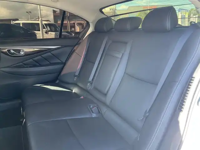 日産 スカイライン ハイブリッド 350GT Type SP 愛知県 2014(平26)年 11.4万km クリスタルホワイトパール (株)IDOMが運営する【じしゃロン名古屋鳴海店】の自社ローン専用車両になりますこちらは現金またはオートローンご利用時の価格です。自社ローンご希望の方は別途その旨お申付け下さい/プッシュスタート/レザーシート/前席パワーシート/シートヒーター/純正ナビ・TV/アラウンドビューモニター/クルーズコントロール/ETC