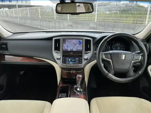 トヨタ クラウン ハイブリッド ロイヤルサルーン 大阪府 2015(平27)年 12.9万km パール 登録時走行距離128590km/純正HDDナビ/バックカメラ/フルセグテレビ/Blue tooth/CD/HDDミュージックサーバ/USB入力端子/ビルトインETC/コーナーセンサー前後/クルーズコントロール/キセノンヘッドライト/オートライト/ウィンカーミラー/横滑り防止装置/エアバッグ運転席/助手席＋サイド/布系シート/フルフラットシート/パワーシート運転席/助手席/純正フロアマット/プッシュスタート/スマートキー/純正16アルミホイール