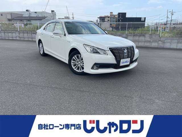 トヨタ クラウン ハイブリッド ロイヤルサルーン 大阪府 2015(平27)年 12.9万km パール 登録時走行距離128590km/純正HDDナビ/バックカメラ/フルセグテレビ/Blue tooth/CD/HDDミュージックサーバ/USB入力端子/ビルトインETC/コーナーセンサー前後/クルーズコントロール/キセノンヘッドライト/オートライト/ウィンカーミラー/横滑り防止装置/エアバッグ運転席/助手席＋サイド/布系シート/フルフラットシート/パワーシート運転席/助手席/純正フロアマット/プッシュスタート/スマートキー/純正16アルミホイール