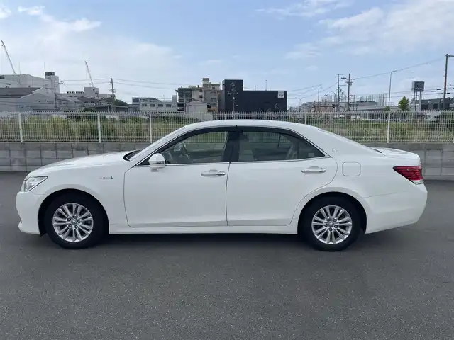 トヨタ クラウン ハイブリッド ロイヤルサルーン 大阪府 2015(平27)年 12.9万km パール 登録時走行距離128590km/純正HDDナビ/バックカメラ/フルセグテレビ/Blue tooth/CD/HDDミュージックサーバ/USB入力端子/ビルトインETC/コーナーセンサー前後/クルーズコントロール/キセノンヘッドライト/オートライト/ウィンカーミラー/横滑り防止装置/エアバッグ運転席/助手席＋サイド/布系シート/フルフラットシート/パワーシート運転席/助手席/純正フロアマット/プッシュスタート/スマートキー/純正16アルミホイール