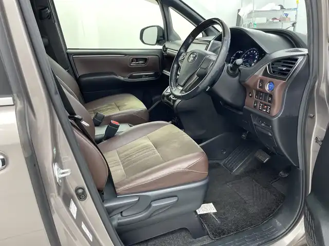 トヨタ エスクァイア ハイブリッド Gi プレミアムパッケージ 岐阜県 2017(平29)年 11.1万km アバンギャルドブロンズメタリック トヨタセーフティセンス/・プリクラッシュセーフティ/・レーンディパーチャーアラート/クルーズコントロール/純正SD9インチナビ（NSZT-Y66T)/フルセグ/BT/DVD/USB/バックカメラ/ビルトインETC/純正ドライブレコーダー/両側パワースライドドア/ハーフレザーシート/前席シートヒーター/ハンドルヒーター/100V充電/純正フロアマット/サイドバイザー/LEDヘッドライト/オートライト/フォグランプ/純正15インチAW/プッシュスタート/保証書/取扱説明書/スペアキー/スマートキー