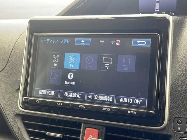 トヨタ エスクァイア Gi 沖縄県 2016(平28)年 7.4万km ホワイトパールクリスタルシャイン 純正SDナビ/　CD/DVD/SD/BT/フルセグ/バックカメラ/フリップダウンモニター/ビルトインETC/ドライブレコーダー/両側パワースライドドア/衝突被害軽減システム/クルーズコントロール/レーンキープアシスト/合皮シート/前席シートヒーター/オートマチックハイビーム/オートライト/LEDヘッドライト/純正15インチAW/純正フロアマット/プッシュスタート/スマートキ―