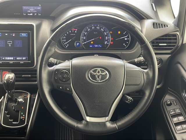 トヨタ エスクァイア Gi 沖縄県 2016(平28)年 7.4万km ホワイトパールクリスタルシャイン 純正SDナビ/　CD/DVD/SD/BT/フルセグ/バックカメラ/フリップダウンモニター/ビルトインETC/ドライブレコーダー/両側パワースライドドア/衝突被害軽減システム/クルーズコントロール/レーンキープアシスト/合皮シート/前席シートヒーター/オートマチックハイビーム/オートライト/LEDヘッドライト/純正15インチAW/純正フロアマット/プッシュスタート/スマートキ―