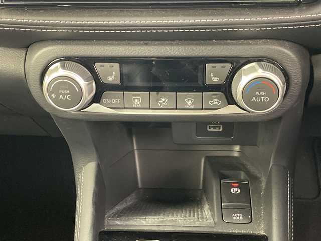 日産 キックス X 愛知県 2024(令6)年 2.8万km ブリリアントホワイトパール 禁煙車/ワンオーナー/純正9インチナビ/（CD/DVD/Bluetooth/フルセグTV/USB/SD)/全方位カメラ/プロパイロット/衝突軽減ブレーキ/クリアランスソナー/レーンキープアシスト/オートマチックハイビーム/レーダークルーズコントロール/デジタルインナーミラー/ドライブレコーダー/ETC/ハーフレザーシート/シートヒーター/ステアリングヒーター/純正17インチアルミホイール/スマートキー/スペアキー１本/プッシュスタート/LEDヘッドライト/フロントフォグランプ/オートライト/純正フロアマット/横滑り防止装置/電動格納ミラー/電子パーキングブレーキ/オートホールド