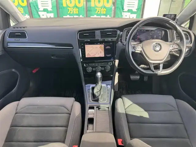 フォルクスワーゲン ゴルフ TSIハイライン 奈良県 2018(平30)年 3.7万km ピュアホワイト 純正ナビ/（フルセグ/BT/CD/DVD）/レーダークルーズコントロール/バックカメラ/パドルシフト/ブラインドスポットモニター/衝突軽減システム/レーンキープアシスト/LEDヘッドライト/オートライト/ETC/前方ドライブレコーダー（TZ-D101）/純正17インチAW/保証書/取り扱い説明書