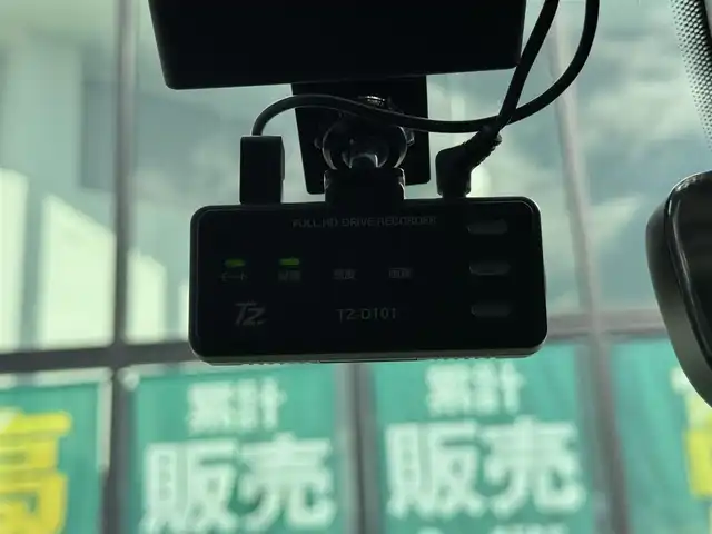 フォルクスワーゲン ゴルフ TSIハイライン 奈良県 2018(平30)年 3.7万km ピュアホワイト 純正ナビ/（フルセグ/BT/CD/DVD）/レーダークルーズコントロール/バックカメラ/パドルシフト/ブラインドスポットモニター/衝突軽減システム/レーンキープアシスト/LEDヘッドライト/オートライト/ETC/前方ドライブレコーダー（TZ-D101）/純正17インチAW/保証書/取り扱い説明書