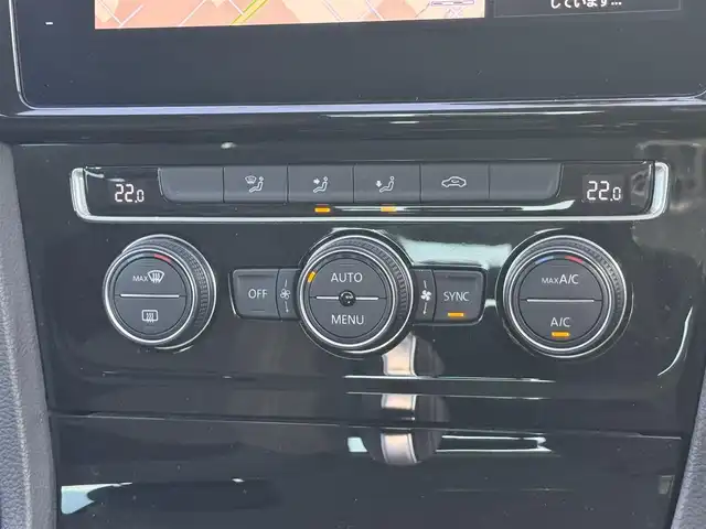 フォルクスワーゲン ゴルフ TSIハイライン 奈良県 2018(平30)年 3.7万km ピュアホワイト 純正ナビ/（フルセグ/BT/CD/DVD）/レーダークルーズコントロール/バックカメラ/パドルシフト/ブラインドスポットモニター/衝突軽減システム/レーンキープアシスト/LEDヘッドライト/オートライト/ETC/前方ドライブレコーダー（TZ-D101）/純正17インチAW/保証書/取り扱い説明書