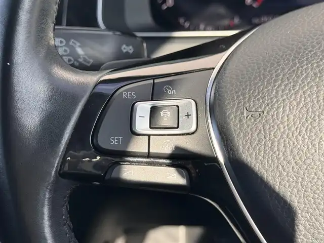 フォルクスワーゲン ゴルフ TSIハイライン 奈良県 2018(平30)年 3.7万km ピュアホワイト 純正ナビ/（フルセグ/BT/CD/DVD）/レーダークルーズコントロール/バックカメラ/パドルシフト/ブラインドスポットモニター/衝突軽減システム/レーンキープアシスト/LEDヘッドライト/オートライト/ETC/前方ドライブレコーダー（TZ-D101）/純正17インチAW/保証書/取り扱い説明書