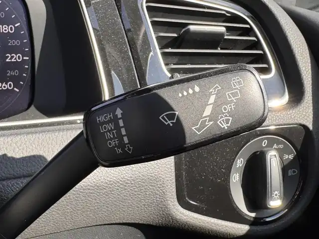 フォルクスワーゲン ゴルフ TSIハイライン 奈良県 2018(平30)年 3.7万km ピュアホワイト 純正ナビ/（フルセグ/BT/CD/DVD）/レーダークルーズコントロール/バックカメラ/パドルシフト/ブラインドスポットモニター/衝突軽減システム/レーンキープアシスト/LEDヘッドライト/オートライト/ETC/前方ドライブレコーダー（TZ-D101）/純正17インチAW/保証書/取り扱い説明書