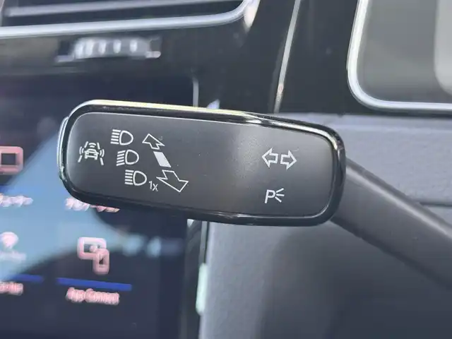 フォルクスワーゲン ゴルフ TSIハイライン 奈良県 2018(平30)年 3.7万km ピュアホワイト 純正ナビ/（フルセグ/BT/CD/DVD）/レーダークルーズコントロール/バックカメラ/パドルシフト/ブラインドスポットモニター/衝突軽減システム/レーンキープアシスト/LEDヘッドライト/オートライト/ETC/前方ドライブレコーダー（TZ-D101）/純正17インチAW/保証書/取り扱い説明書