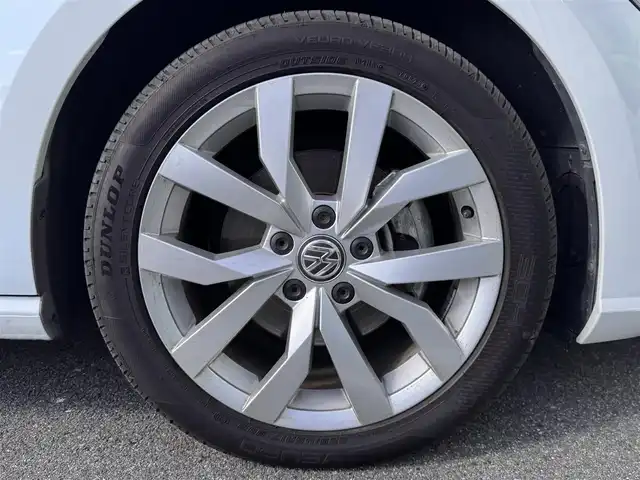 フォルクスワーゲン ゴルフ TSIハイライン 奈良県 2018(平30)年 3.7万km ピュアホワイト 純正ナビ/（フルセグ/BT/CD/DVD）/レーダークルーズコントロール/バックカメラ/パドルシフト/ブラインドスポットモニター/衝突軽減システム/レーンキープアシスト/LEDヘッドライト/オートライト/ETC/前方ドライブレコーダー（TZ-D101）/純正17インチAW/保証書/取り扱い説明書