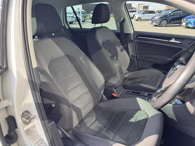 フォルクスワーゲン ゴルフ TSIハイライン 奈良県 2018(平30)年 3.7万km ピュアホワイト 純正ナビ/（フルセグ/BT/CD/DVD）/レーダークルーズコントロール/バックカメラ/パドルシフト/ブラインドスポットモニター/衝突軽減システム/レーンキープアシスト/LEDヘッドライト/オートライト/ETC/前方ドライブレコーダー（TZ-D101）/純正17インチAW/保証書/取り扱い説明書