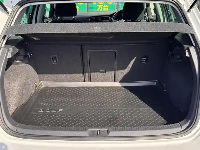 フォルクスワーゲン ゴルフ TSIハイライン 奈良県 2018(平30)年 3.7万km ピュアホワイト 純正ナビ/（フルセグ/BT/CD/DVD）/レーダークルーズコントロール/バックカメラ/パドルシフト/ブラインドスポットモニター/衝突軽減システム/レーンキープアシスト/LEDヘッドライト/オートライト/ETC/前方ドライブレコーダー（TZ-D101）/純正17インチAW/保証書/取り扱い説明書