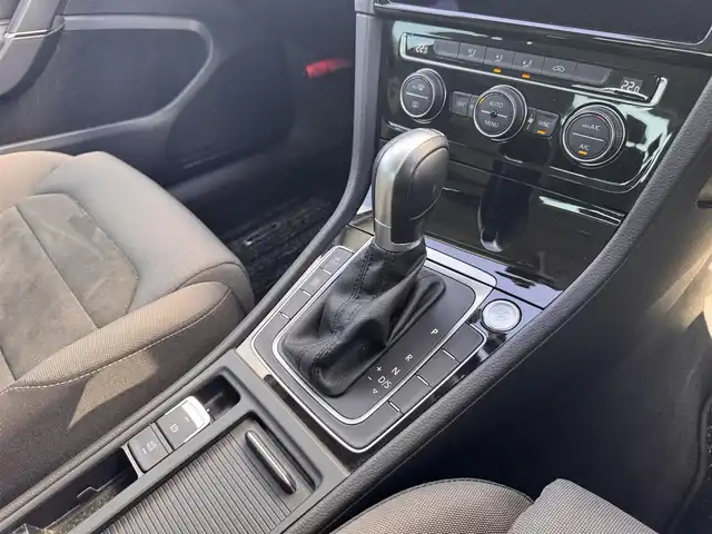 フォルクスワーゲン ゴルフ TSIハイライン 奈良県 2018(平30)年 3.7万km ピュアホワイト 純正ナビ/（フルセグ/BT/CD/DVD）/レーダークルーズコントロール/バックカメラ/パドルシフト/ブラインドスポットモニター/衝突軽減システム/レーンキープアシスト/LEDヘッドライト/オートライト/ETC/前方ドライブレコーダー（TZ-D101）/純正17インチAW/保証書/取り扱い説明書