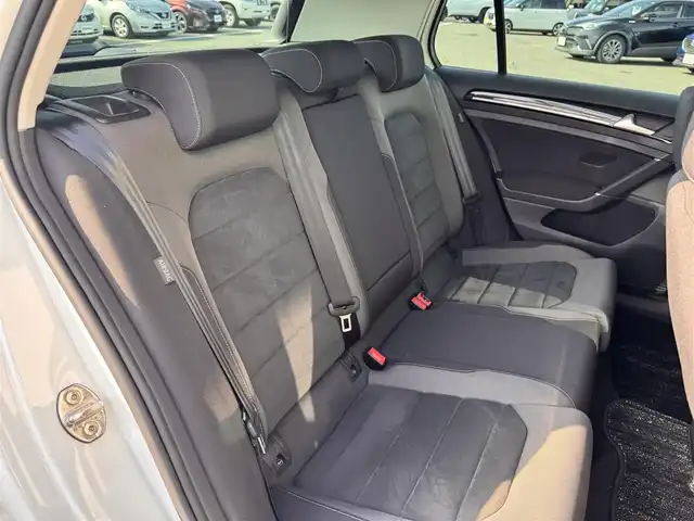 フォルクスワーゲン ゴルフ TSIハイライン 奈良県 2018(平30)年 3.7万km ピュアホワイト 純正ナビ/（フルセグ/BT/CD/DVD）/レーダークルーズコントロール/バックカメラ/パドルシフト/ブラインドスポットモニター/衝突軽減システム/レーンキープアシスト/LEDヘッドライト/オートライト/ETC/前方ドライブレコーダー（TZ-D101）/純正17インチAW/保証書/取り扱い説明書