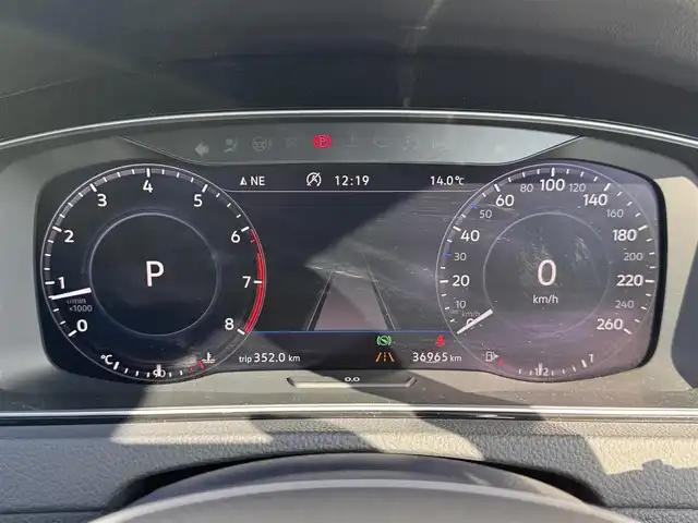 フォルクスワーゲン ゴルフ TSIハイライン 奈良県 2018(平30)年 3.7万km ピュアホワイト 純正ナビ/（フルセグ/BT/CD/DVD）/レーダークルーズコントロール/バックカメラ/パドルシフト/ブラインドスポットモニター/衝突軽減システム/レーンキープアシスト/LEDヘッドライト/オートライト/ETC/前方ドライブレコーダー（TZ-D101）/純正17インチAW/保証書/取り扱い説明書