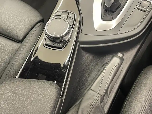 ＢＭＷ ３２０ｄ Mスポーツ 岡山県 2016(平28)年 4.4万km アルピンホワイトⅢ 330台限定スタイルエッジ/ブラックキドニーグリル/専用18インチアルミホイール/ピアノブラックインテリアトリム/黒レザーシート/シートヒーター（D/N）/アルミペダル/純正ナビ/CD/DVD/Bluetooth/ACC/衝突警告/車線変更警告/車線逸脱警告/LEDヘッドライト/ETC/オートライト/オートワイパー/リアフィルム