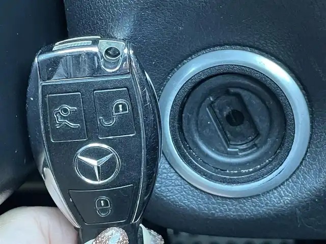 メルセデス・ベンツ ＣＬＡ２５０ 静岡県 2014(平26)年 4.3万km カルサイトホワイト レーダーセーフティパッケージ/ハーフレザーシート/ブラインドスポットアシスト/COMANDシステム/(CD/DVD/Bluetooth/フルセグ)/衝突被害軽減システム/バックカメラ/アダプティブクルーズコントロール/レーンキープアシスト/パーキングアシスト/メモリー付パワーシート/キーレスキー/ETC/ドライブレコーダー/純正フロアマット/純正18インチアルミホイール/保証書/取扱説明書