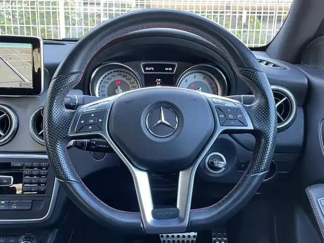 メルセデス・ベンツ ＣＬＡ２５０ 静岡県 2014(平26)年 4.3万km カルサイトホワイト レーダーセーフティパッケージ/ハーフレザーシート/ブラインドスポットアシスト/COMANDシステム/(CD/DVD/Bluetooth/フルセグ)/衝突被害軽減システム/バックカメラ/アダプティブクルーズコントロール/レーンキープアシスト/パーキングアシスト/メモリー付パワーシート/キーレスキー/ETC/ドライブレコーダー/純正フロアマット/純正18インチアルミホイール/保証書/取扱説明書