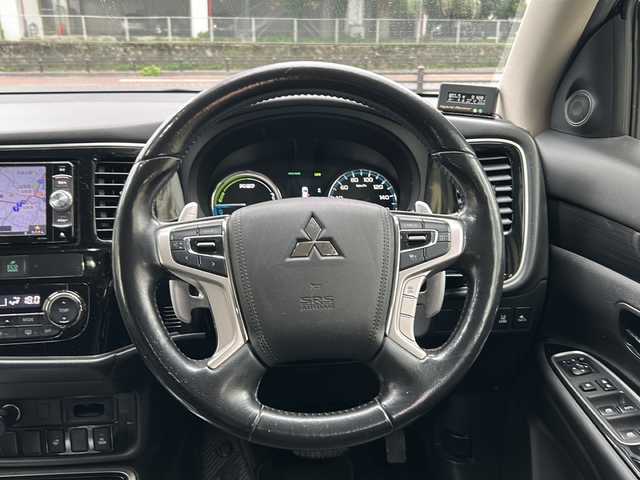 三菱 アウトランダー ＰＨＥＶ G セーフティパッケージ 沖縄県 2017(平29)年 8.8万km アメジストブラック ナビ/（AM/FM/CD/DVD/BT) /フルセグTV /衝突軽減装置 /ETC /エアシート、シートヒーター（D/N席）/PHEV充電コード /ステアリングヒーター /クルコン /レーンキープアシスト