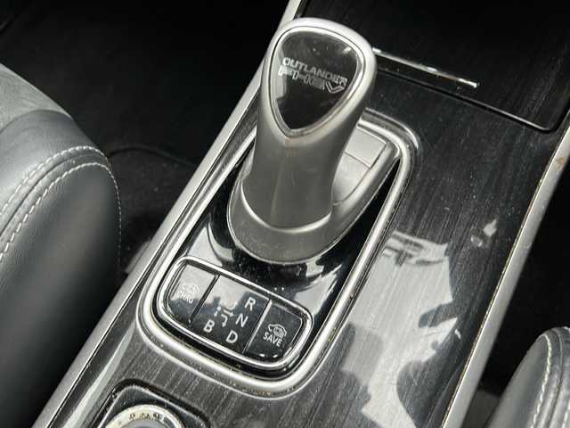 三菱 アウトランダー ＰＨＥＶ G セーフティパッケージ 沖縄県 2017(平29)年 8.8万km アメジストブラック ナビ/（AM/FM/CD/DVD/BT) /フルセグTV /衝突軽減装置 /ETC /エアシート、シートヒーター（D/N席）/PHEV充電コード /ステアリングヒーター /クルコン /レーンキープアシスト