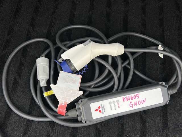 三菱 アウトランダー ＰＨＥＶ G セーフティパッケージ 沖縄県 2017(平29)年 8.8万km アメジストブラック ナビ/（AM/FM/CD/DVD/BT) /フルセグTV /衝突軽減装置 /ETC /エアシート、シートヒーター（D/N席）/PHEV充電コード /ステアリングヒーター /クルコン /レーンキープアシスト