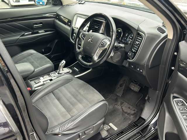 三菱 アウトランダー ＰＨＥＶ G セーフティパッケージ 沖縄県 2017(平29)年 8.8万km アメジストブラック ナビ/（AM/FM/CD/DVD/BT) /フルセグTV /衝突軽減装置 /ETC /エアシート、シートヒーター（D/N席）/PHEV充電コード /ステアリングヒーター /クルコン /レーンキープアシスト