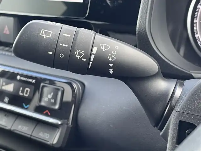 トヨタ ヴォクシー S－Z 東京都 2022(令4)年 3.3万km グリッターブラックガラスフレーク 快適利便パッケージ（High）/・ハンズフリーデュアルパワースライドドア/・パワーバックドア/・「ナノイーX」/・ステアリングヒーター/・2列目キャプテンシート・シートヒーター・オットマン/Toyota Safety Sense/・プリクラッシュセーフティ/・レーントレーシングアシスト/・先行車発進告知機能/・オートマチックハイビーム/・レーダークルーズコントロール/・クリアランスソナー/・パーキングサポートブレーキ/・ブラインドスポットモニター/プッシュスタート/MTモード付きAT/純正ナビ/フルセグTV/バックカメラ/ETC2.0/ハーフレザーシート/後席ロールサンシェード/LEDヘッドライト/17インチ純正アルミホイール